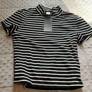 Cropped black and white striped t-shirt from Milumia